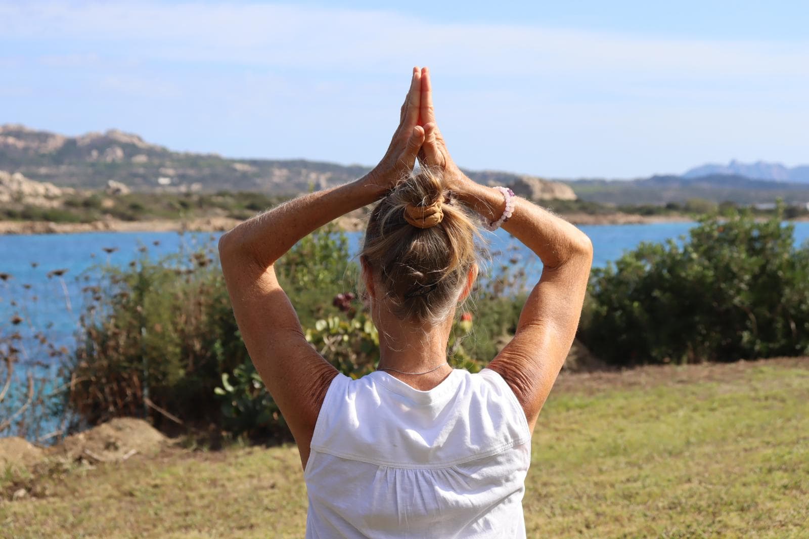 Méditation mains en prière