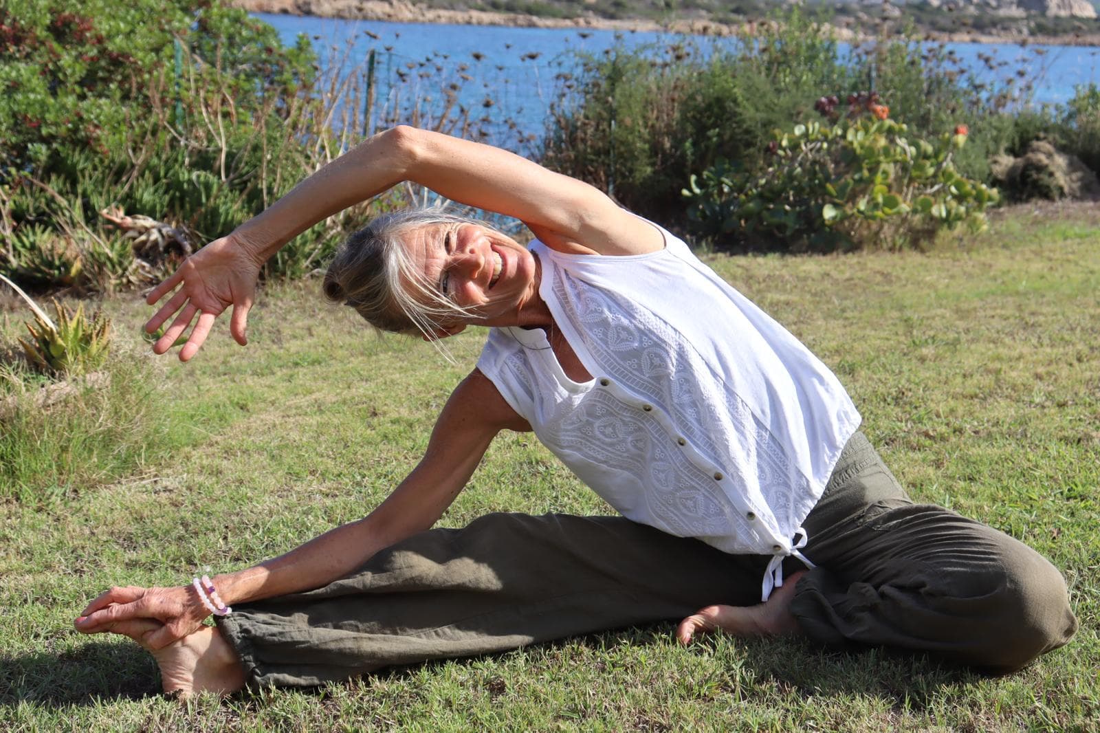 Stéphanie Schroeder-Marrast pratique le yoga en plein air